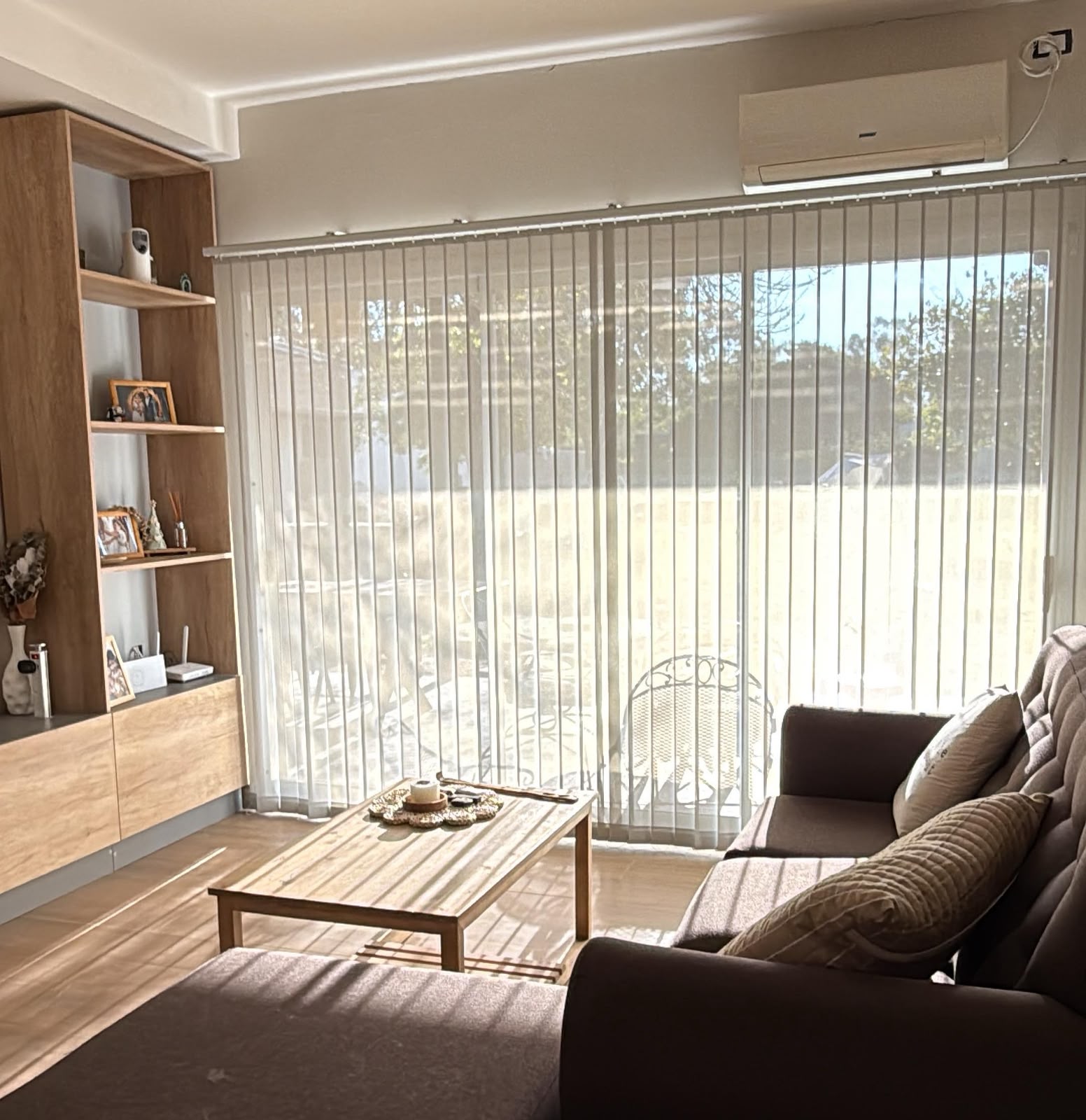Cortina de bandas verticales en living