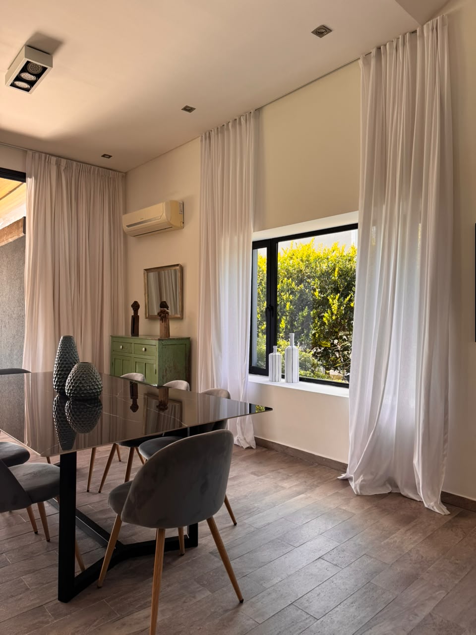 Cortinas de tela con riel europeo instaladas en un comedor