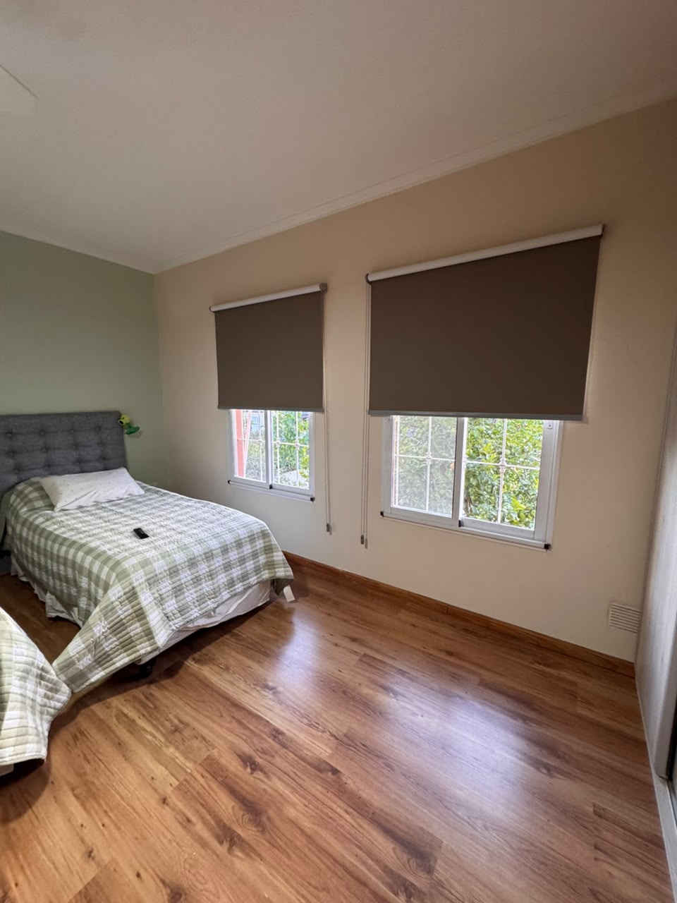 Cortina roller blackout instalada en dormitorio