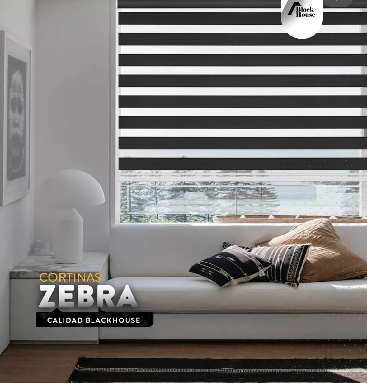 Cortina Roller Zebra negra instalada en un living